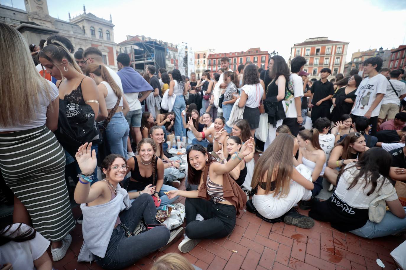 El público acude a la Plaza Mayor horas antes del concierto de Rels B