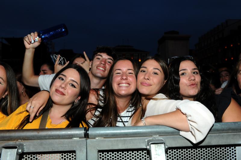 El público acude a la Plaza Mayor horas antes del concierto de Rels B