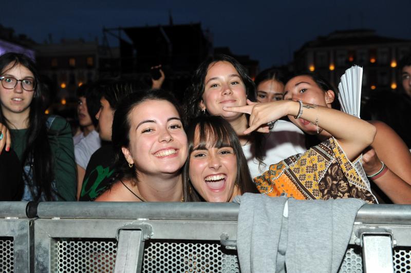 El público acude a la Plaza Mayor horas antes del concierto de Rels B