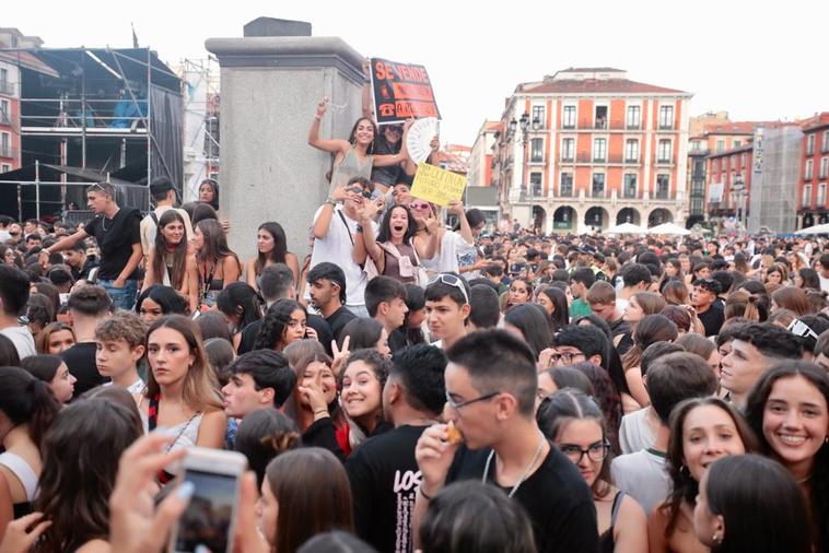 Fans de Rels B sentados a la espera del concierto en la Plaza Mayor de Valladolid.