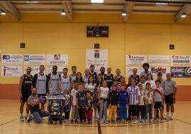 La plantilla del UEMC Real Valladolid posa con niños de Peñafiel.