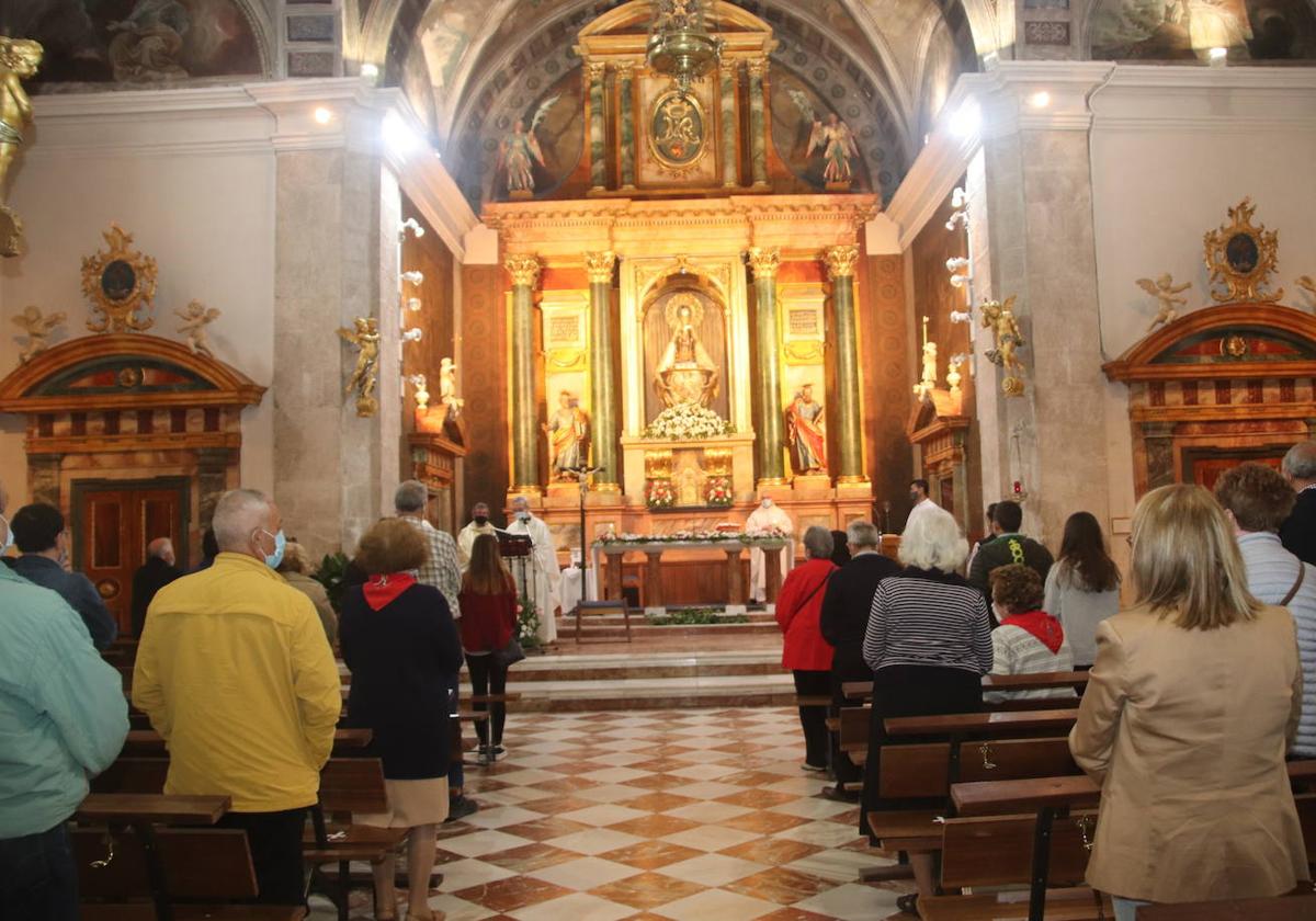 Misa en el interior del santuario.