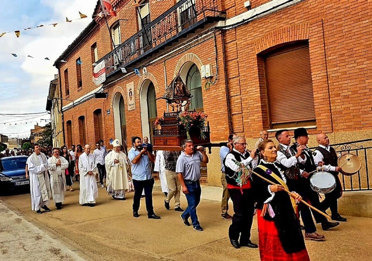 Imagen principal - Los vecinos de Villasarracino invitan a todo el mundo a acercarse y disfrutar con ellos de estos días con actuaciones musicales, infantiles y en general para todos los gustos.