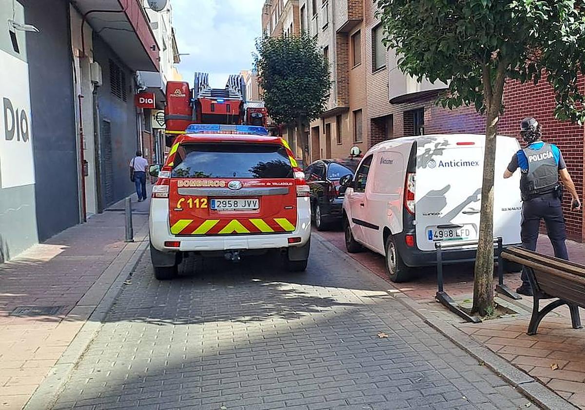 Bomberos y Policía Municipal trabajan en la calle Vegafría.