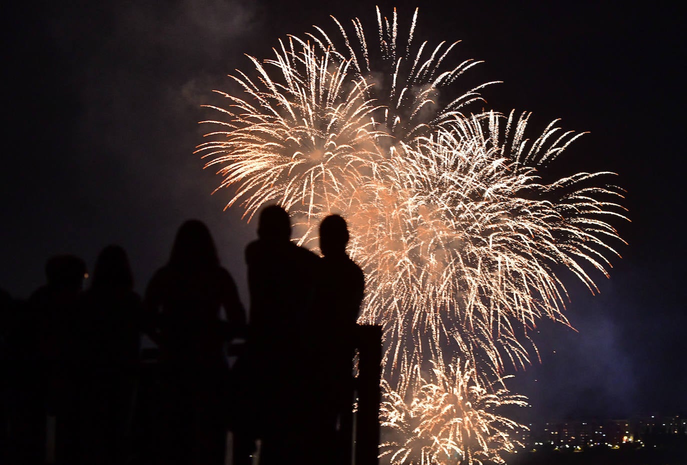 La noche vallisoletana vuelve a iluminarse con los fuegos artificiales