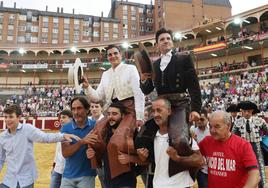 Sergio Pérez, a la izquierda, y Diego Ventura, a la derecha, salen a hombros de la plaza de toros del paseo de Zorrilla.