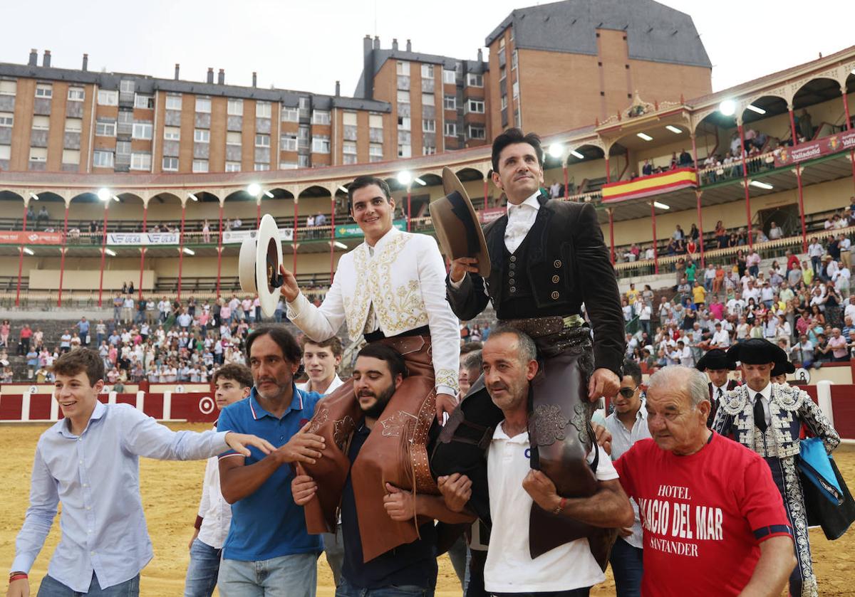 Sergio Pérez, a la izquierda, y Diego Ventura, a la derecha, salen a hombros de la plaza de toros del paseo de Zorrilla.