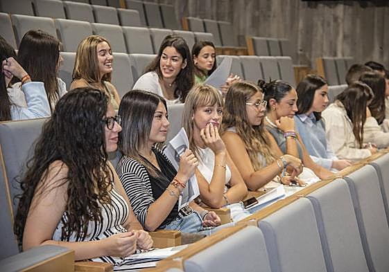 Alumnas del nuevo Grado de Enfermería que se imparte en Segovia.