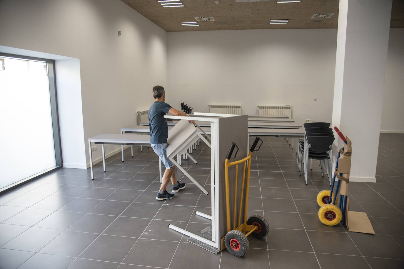 Trabajos de preparación de una de las clases del campus donde se impartirá este año la titulación.