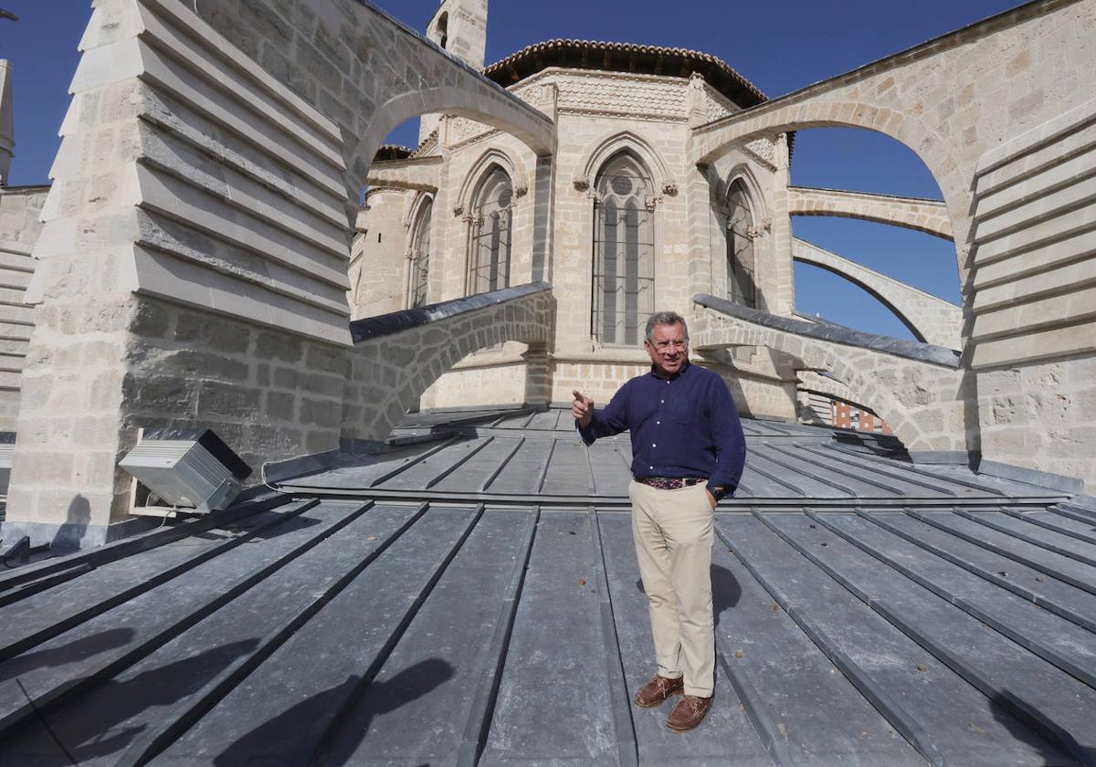 El arquitecto Ignacio Vela explica la restauración de la girola de la Catedral sobre su tejado.