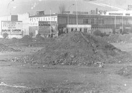 Urbanización del aparcamiento frente a la Feria de Muestras, en los años setenta.