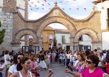 Imagen secundaria 1 - La figura del toro ocupa parte importante de los fiestas patronales que organiza el Ayuntamiento de Portillo durante unos días en los que también hay programados eventos musicales y de ocio para los más pequeños. 