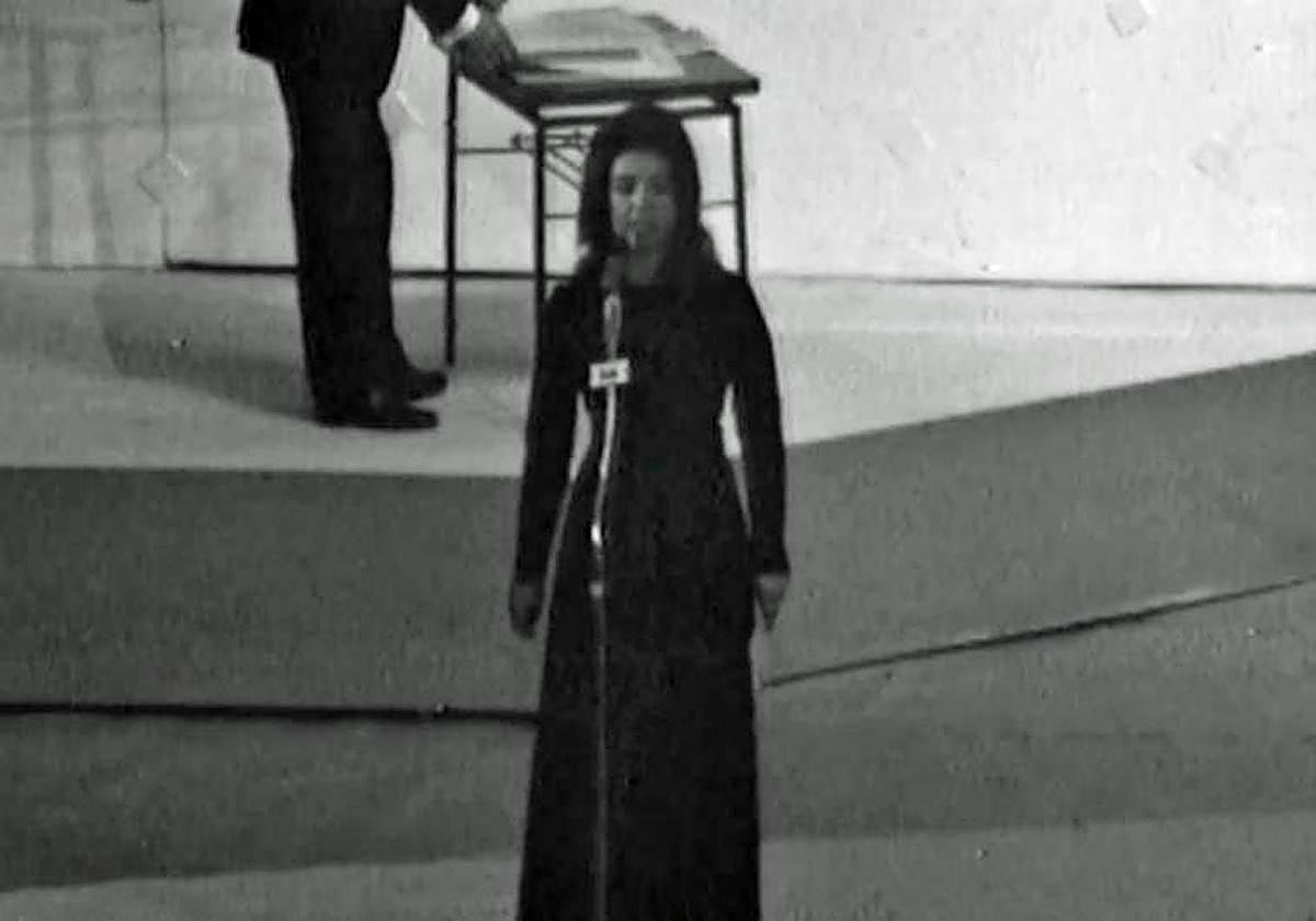 María Teresa Campos presentando el V Festival de Villancicos Nuevos, en 1971.