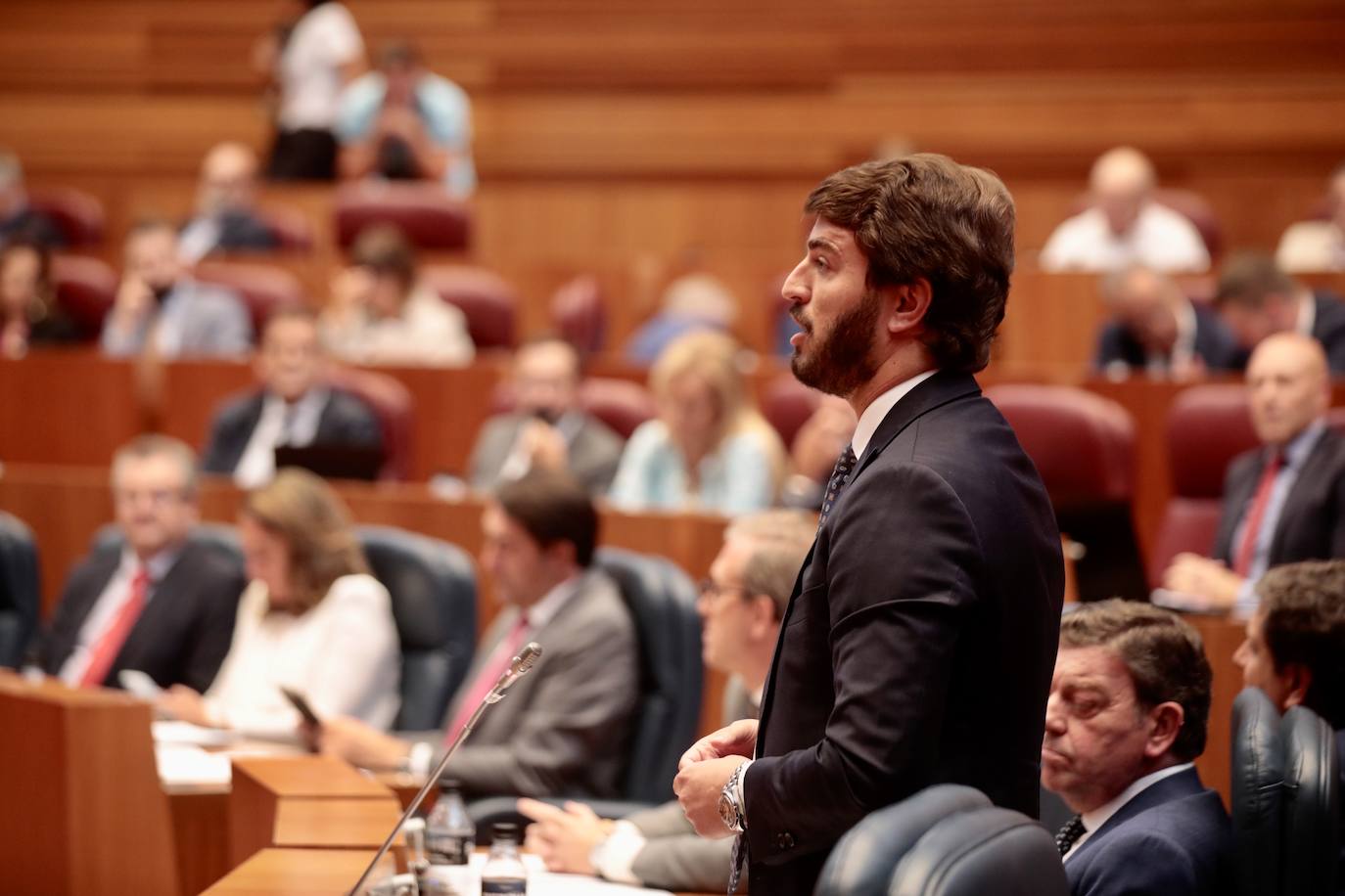 El vicepresidente Juan García-Gallardo responde a la socialista Patricia Gómez Urbán.