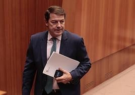 El presidente de la Junta responde a una pregunta de la oposición en el primer pleno de las Cortes tras el verano.