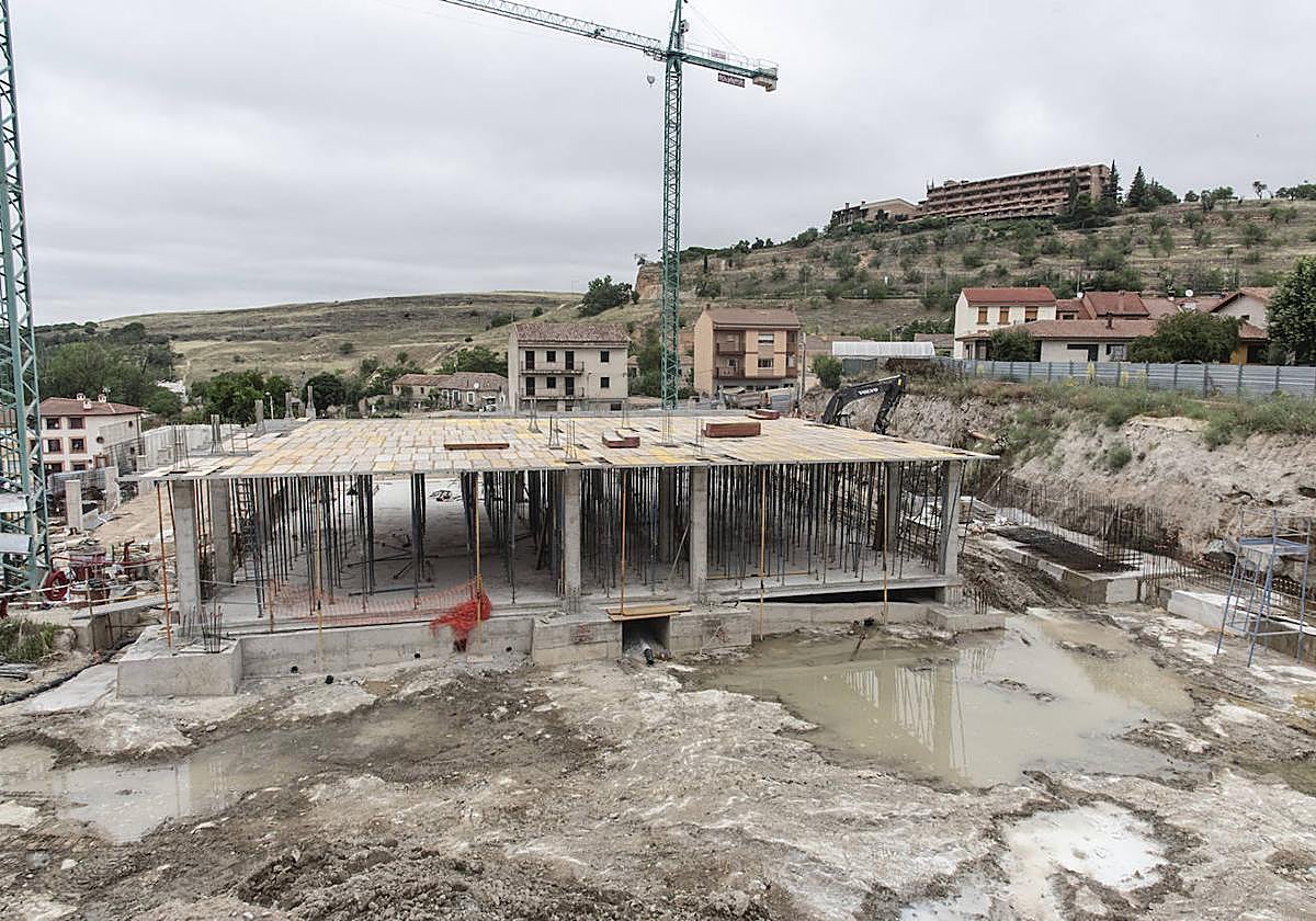 Parcela del futuro instituto de San Lorenzo, con el edificio de FP ya iniciado.