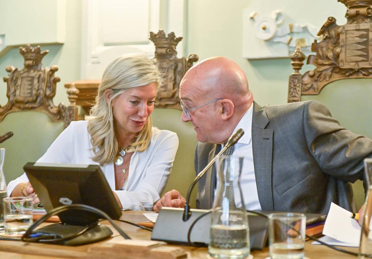 Irene Carvajal (Vox) y Jesús Julio Carnero (PP), en su primer Pleno como tándem de Gobierno.