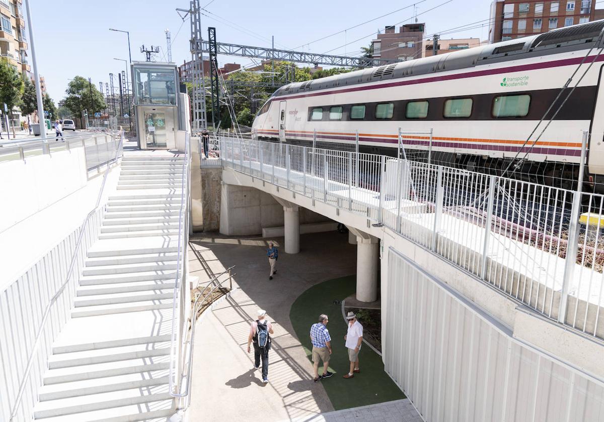 Paso peatonal y de bicicletas de Panaderos, recién inaugurado, mientras avanza el tren.