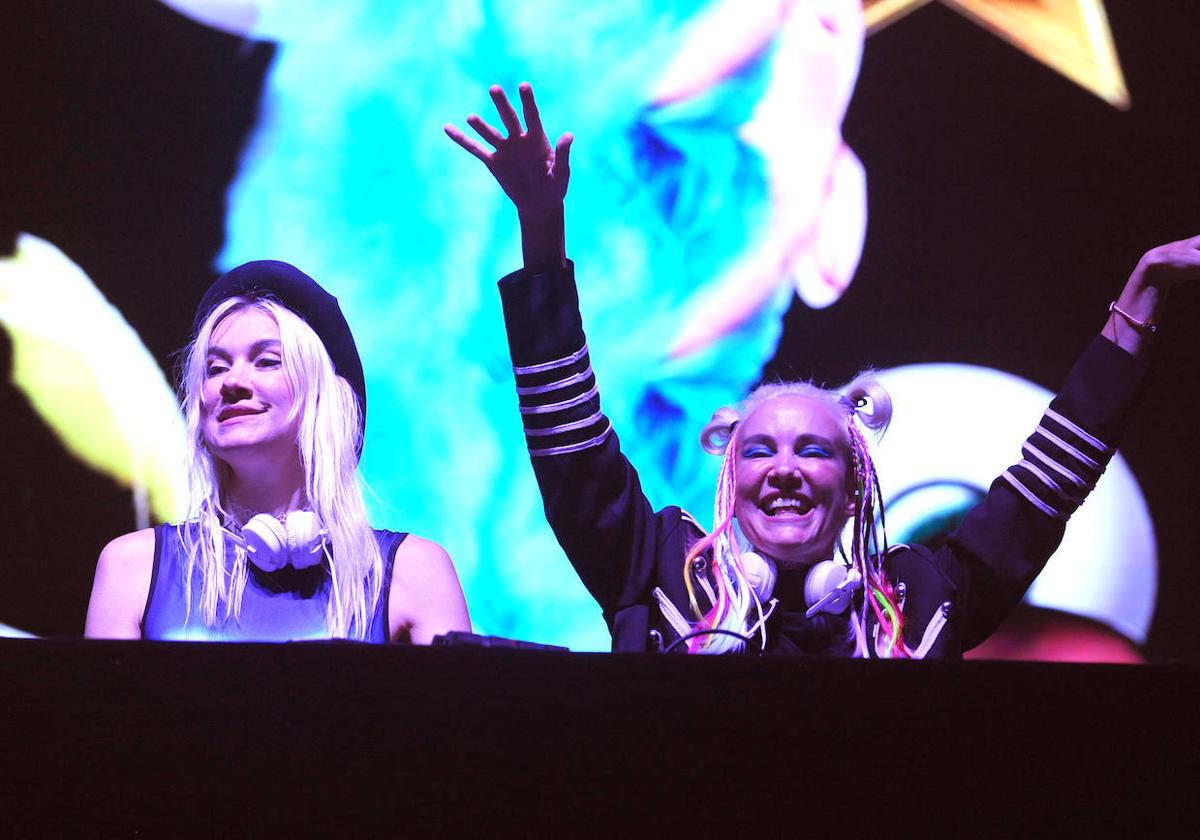 Nervo saluda al público desde la cabina de dj's.