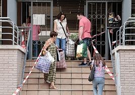 Varios vecinos se cruzan en las escaleras de acceso a los portales 21 y 23 de la calle Juan de Valladolid, en Parquesol.