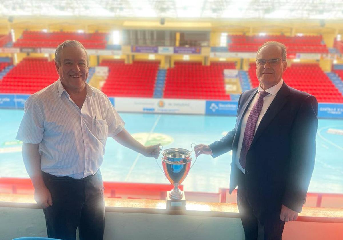 Agustín Alonso y Cayetano Cifuentes posan con el trofeo.