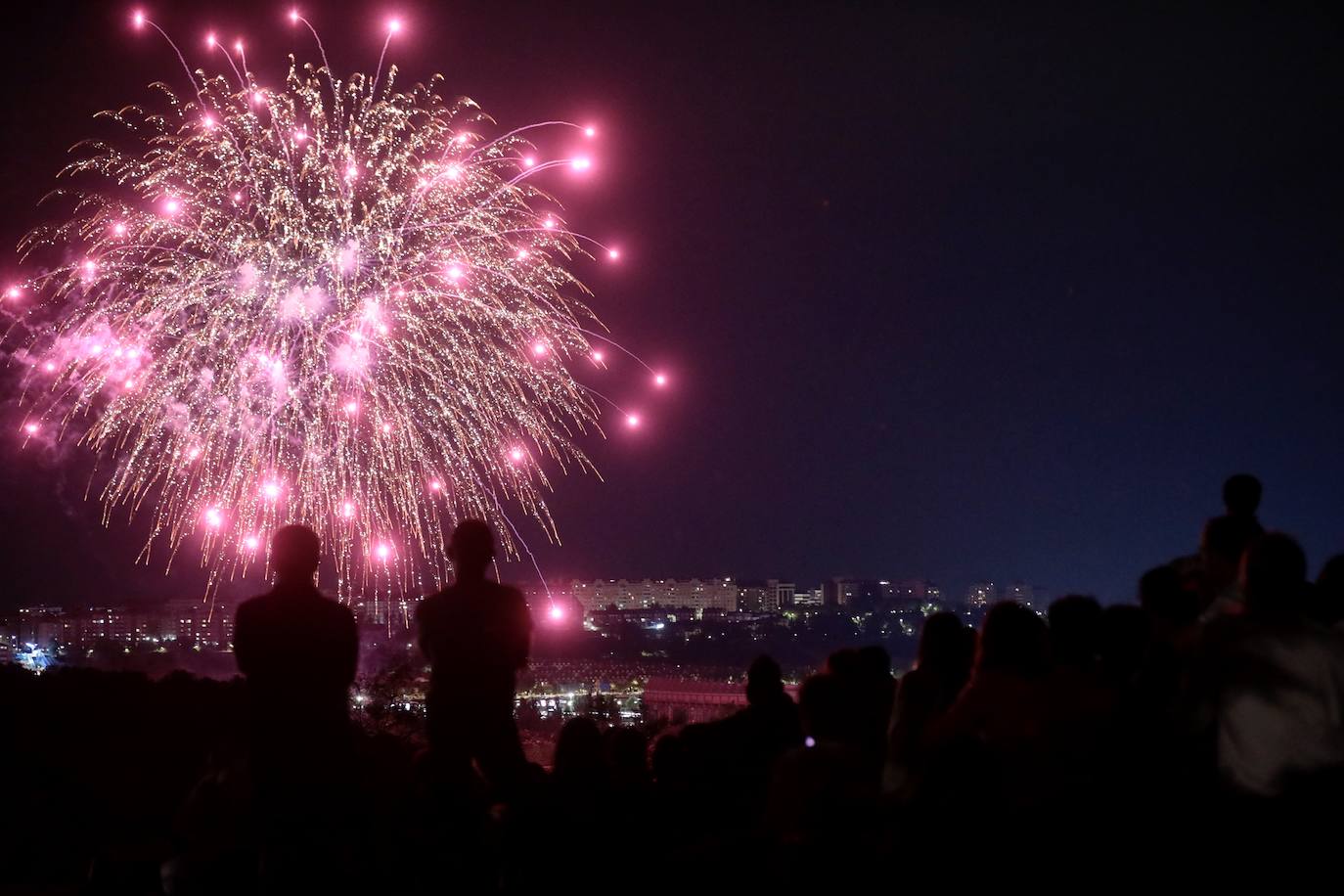 La noche del jueves deja nuevas imágenes de los fuegos artificiales en Valladolid