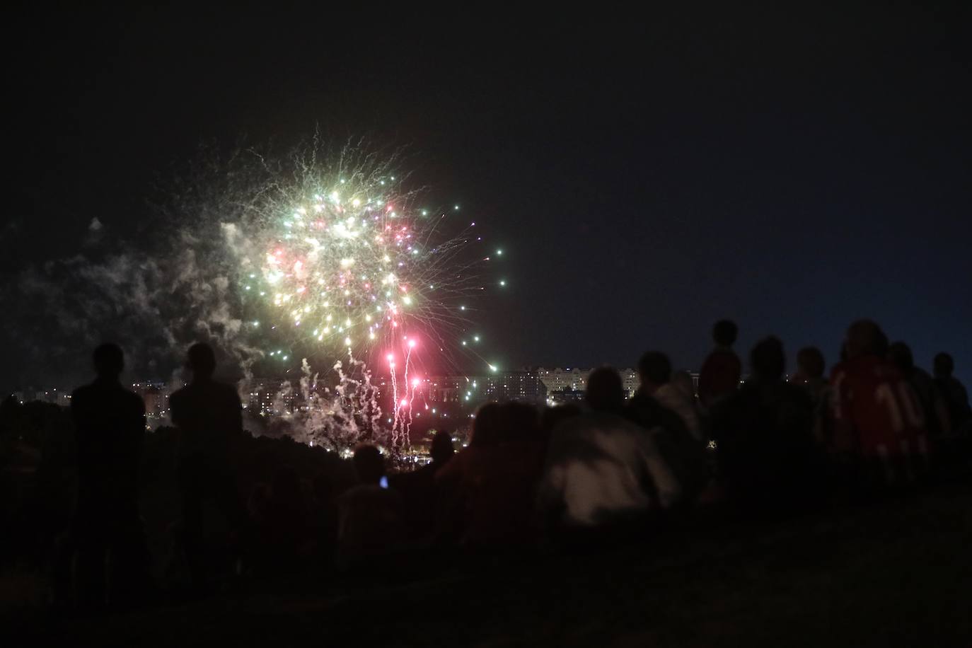 La noche del jueves deja nuevas imágenes de los fuegos artificiales en Valladolid