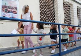 Los alumnos entran a clase en Filipenses el primer día de colegio.