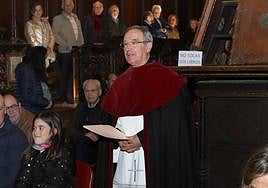 El nuevo deán de la Catedral, Dionisio Antolín, durante la jura de su cargo.