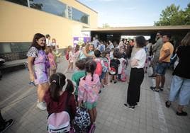 Los padres se despiden de sus hijos en la entrada del colegio Francisco Pino