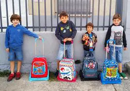 Cuatro de los nueve niños que no han podido ir en autobús hasta clase en el primer día de colegio.