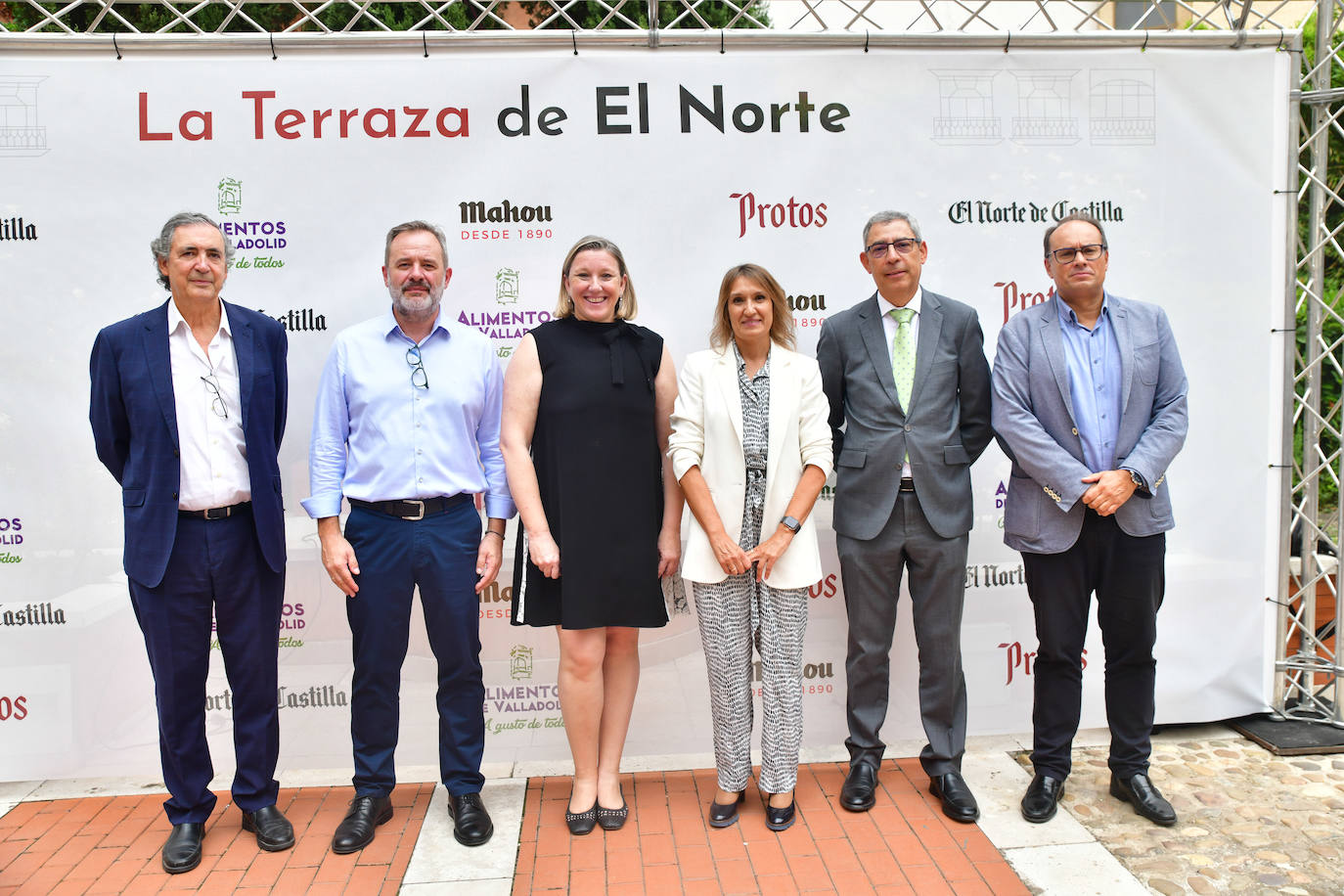 Jesús Fuertes (secretario general de la Consejería de Familia), Ángel Ortiz (director de El Norte), Isabel Blanco (consejera de Familia e Igualdad de oportunidades), Rocío Lucas (consejera de Educación), Jesús Hurtado (secretario general de Educación) y Carlos de Pablos (gerente regional de Servicios sociales).