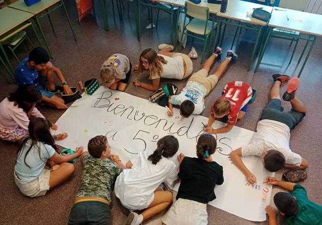 Los alumnos de 5º de primaria del CEIP Parque Alameda preparan una pancarta de bienvenida al nuevo curso