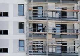 Varios obreros trabajan en la construcción de una vivienda en la Ciudad de la Comunicación.