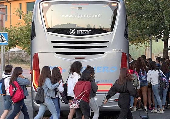 Varios alumnos se montan en el transporte escolar, en una imagen de archivo