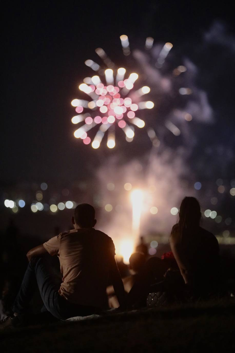 El Caño Hondo se ilumina una noche más con los fuegos artificiales