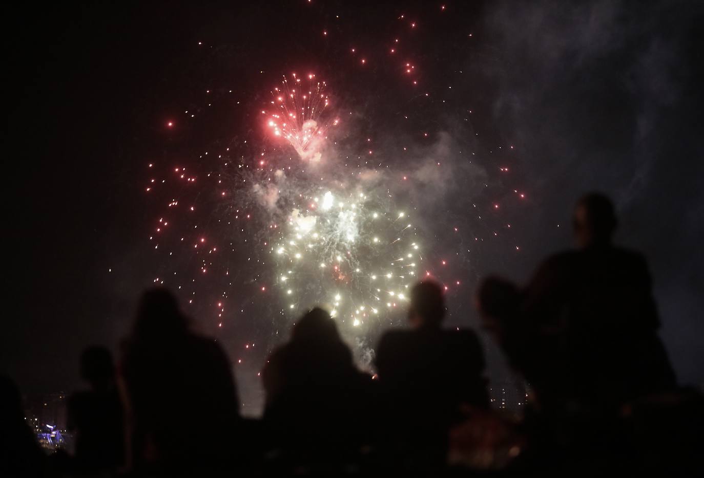 El Caño Hondo se ilumina una noche más con los fuegos artificiales