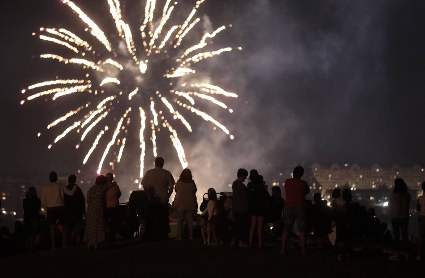 El Caño Hondo se ilumina una noche más con los fuegos artificiales