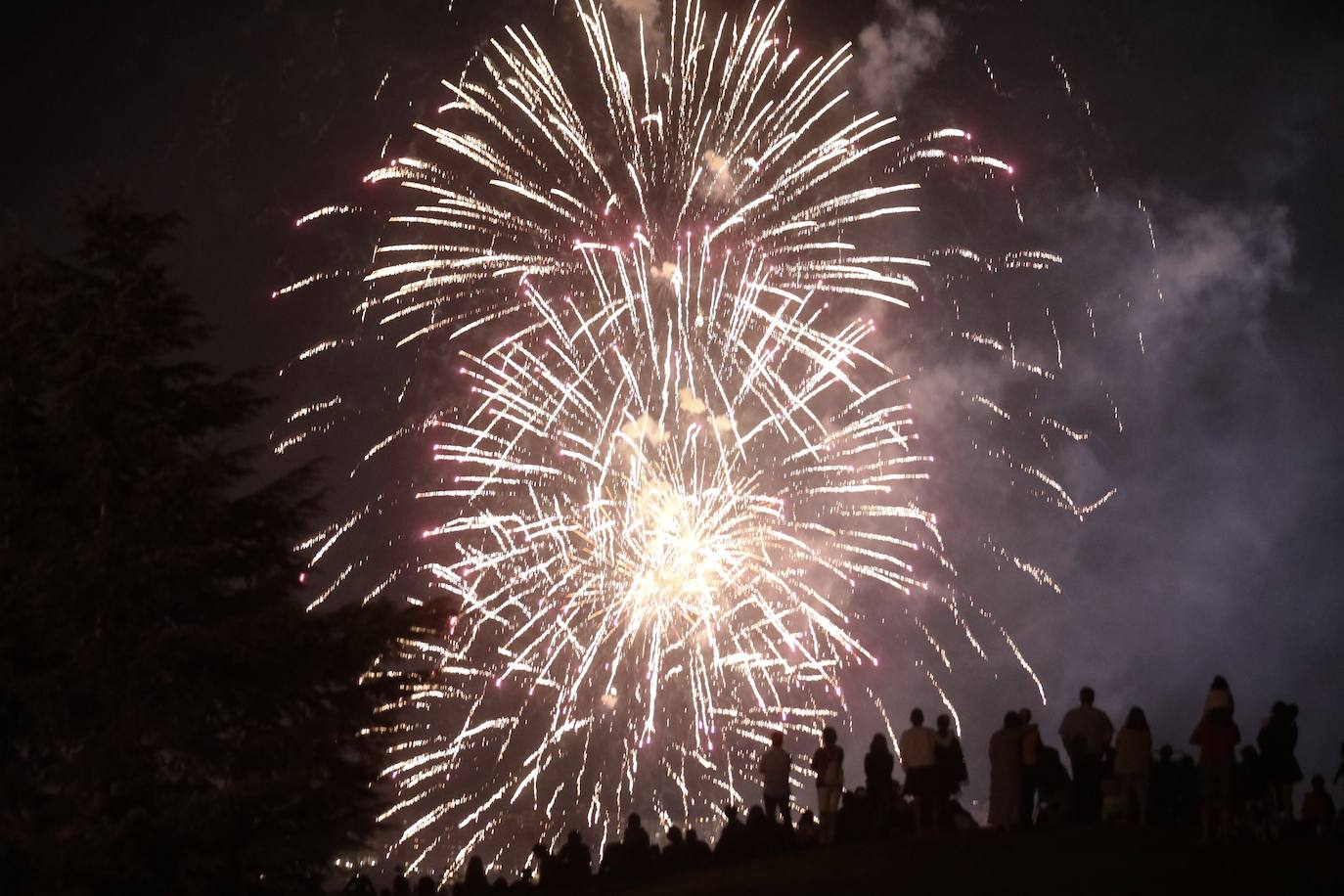 El Caño Hondo se ilumina una noche más con los fuegos artificiales