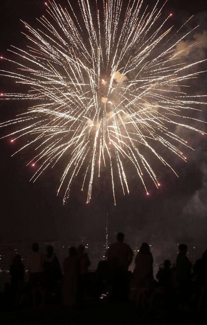 El Caño Hondo se ilumina una noche más con los fuegos artificiales