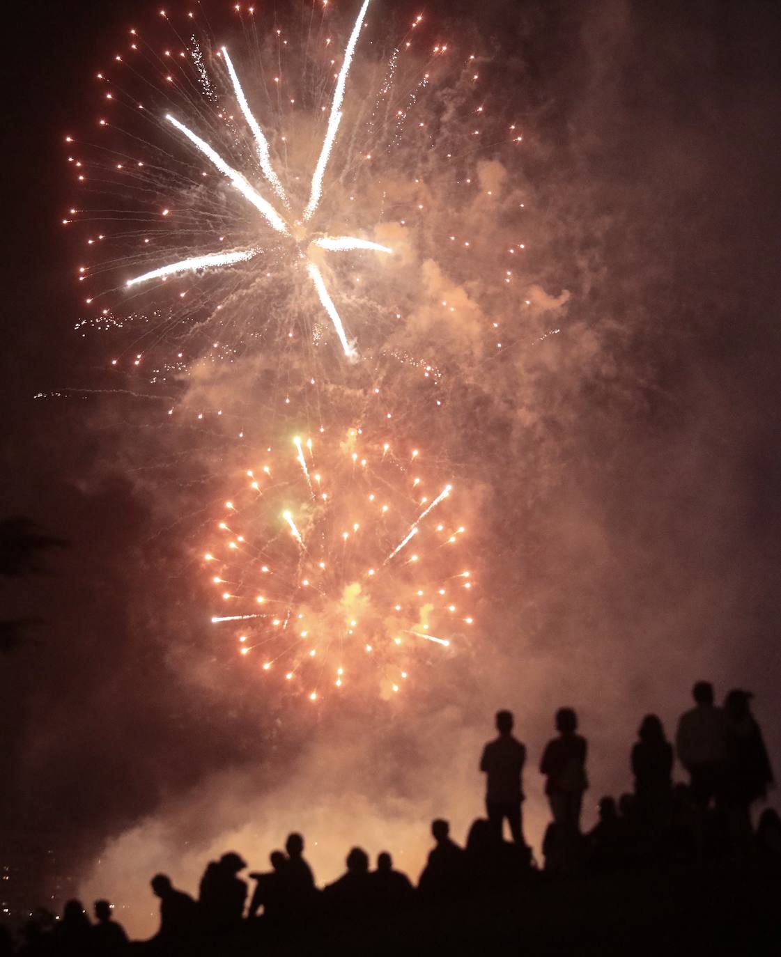 El Caño Hondo se ilumina una noche más con los fuegos artificiales