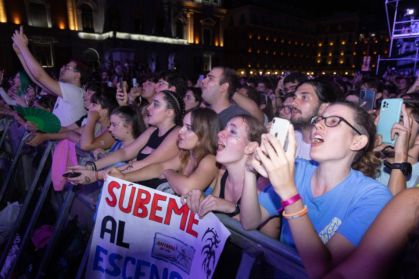 Lola Índigo llena la Plaza Mayor con un espectáculo muy vistoso