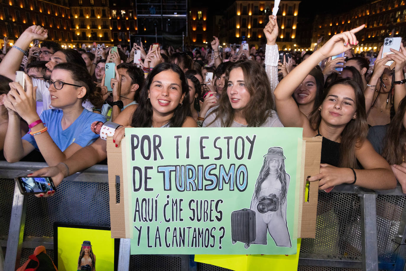 Lola Índigo llena la Plaza Mayor con un espectáculo muy vistoso