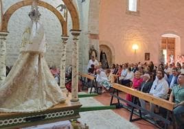 La Virgen de Castellanos presidió la misa en la ermita que lleva su nombre