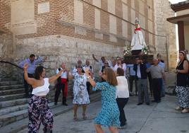 Procesión con la imagen de la Virgen de la Vega por las calles de Alcazarén.
