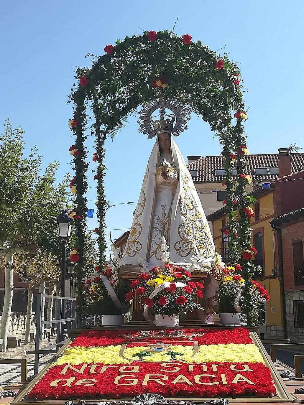 La Virgen de Gracia procesiona en Villanubla