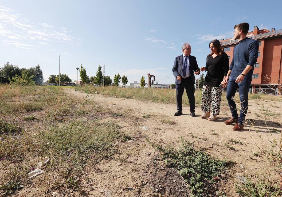 El delegado de la Junta acompaña a la alcaldesa y el concejal de Urbanismo durante la visita a la parcela de Nueva Balastera.