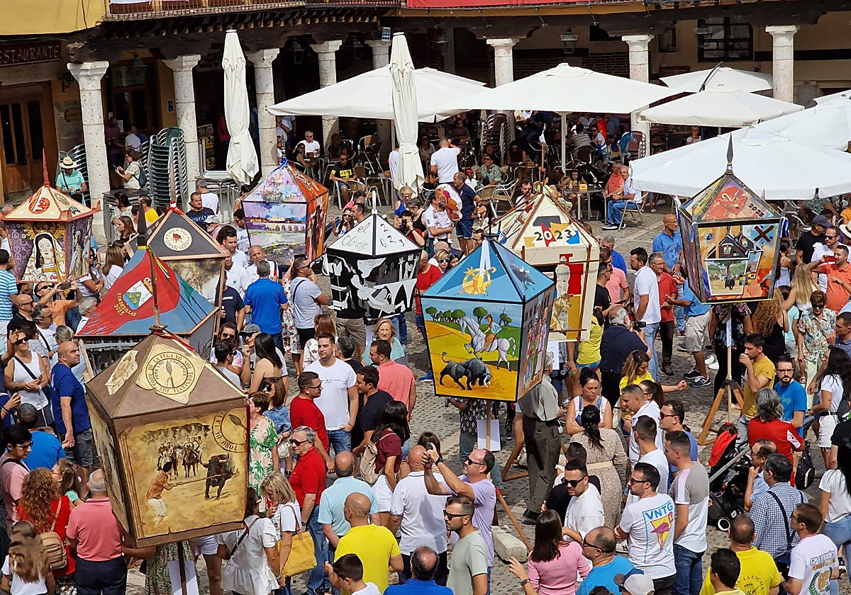 Exposición de faroles en la Plaza Mayor de Tordesillas.