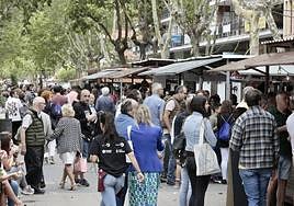Numerosas personas, en las casetas de la Feria de Día.