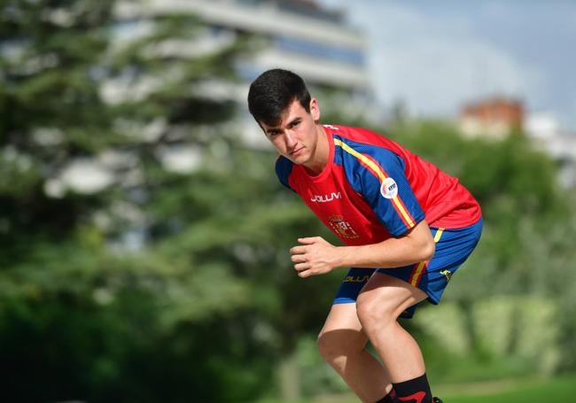 Álvaro patina con la equipación del combinado nacional.